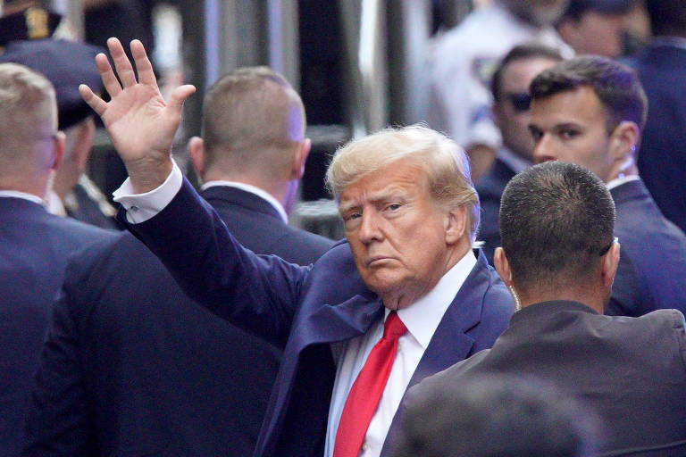 O ex-presidente Donald Trump faz um aceno com a mão