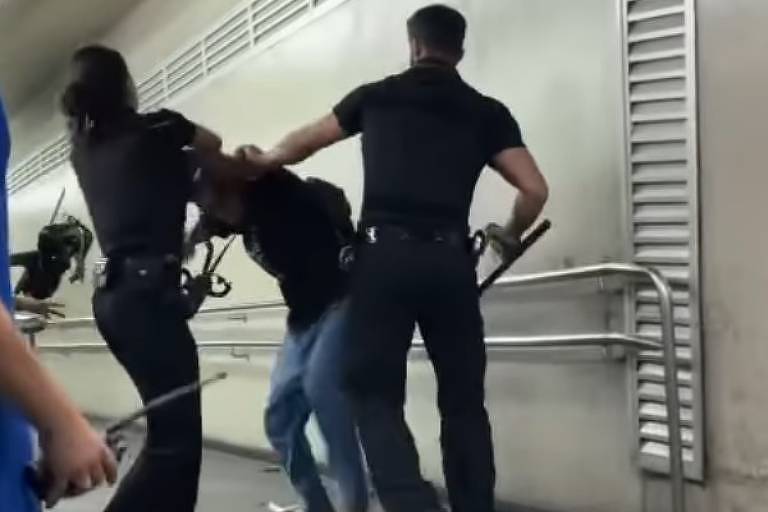 Homem de calça jeans e descalço sofre violência de três agentes do Metrô