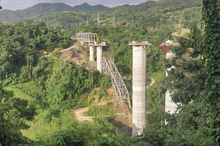 Ponte ferroviária que desabou no estado de Mizoram, na Índia