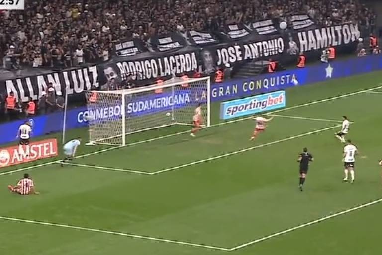 Gustavo Mosquito perde gol incrível contra o Estudiantes