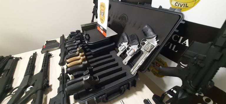 Armas de grosso calibre sobre uma mesa