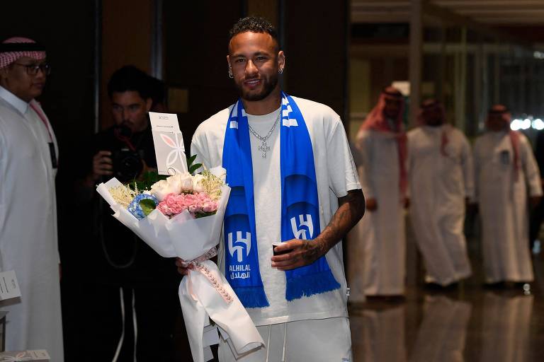 O atacante brasileiro Neymar chega a Riad em 18 de agosto de 2023 após assinar pelo Al-Hilal por dois anos