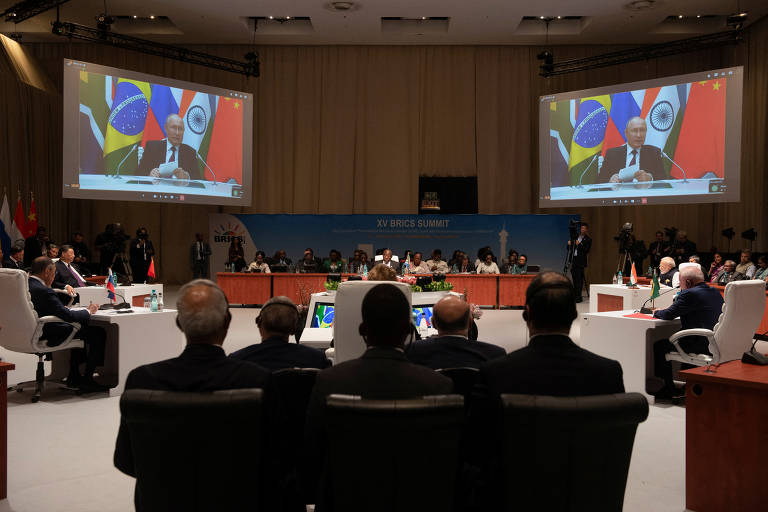O presidente da Rússia, Vladimir Putin, discursa em cúpula do Brics na África do Sul via conferência; líder russo participa virtualmente devido ao mandado de prisão emitido pelo Tribunal Penal Internacional por supostos crimes de guerra na Ucrânia