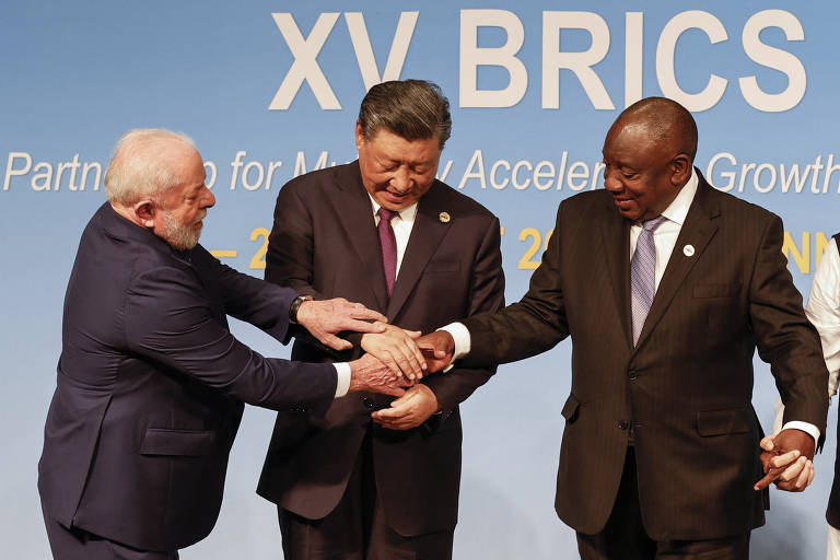 Lula, Xi Jinping (China) e Cyril Ramaphosa (África do Sul) se cumprimentam em cúpula do Brics