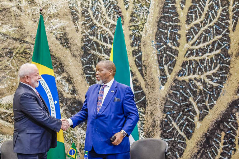 Presidente Lula cumprimenta Gwede Mantashe, membro do Congresso Nacional Africano, à margem da cúpula do Brics