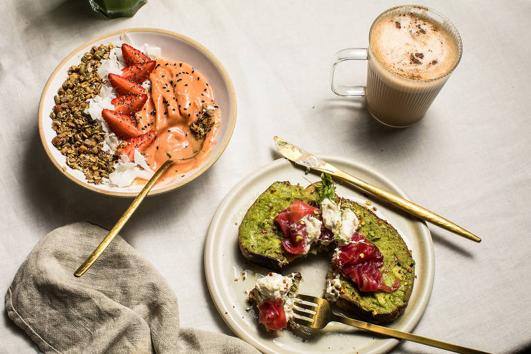 Mesa com comidas de brunch