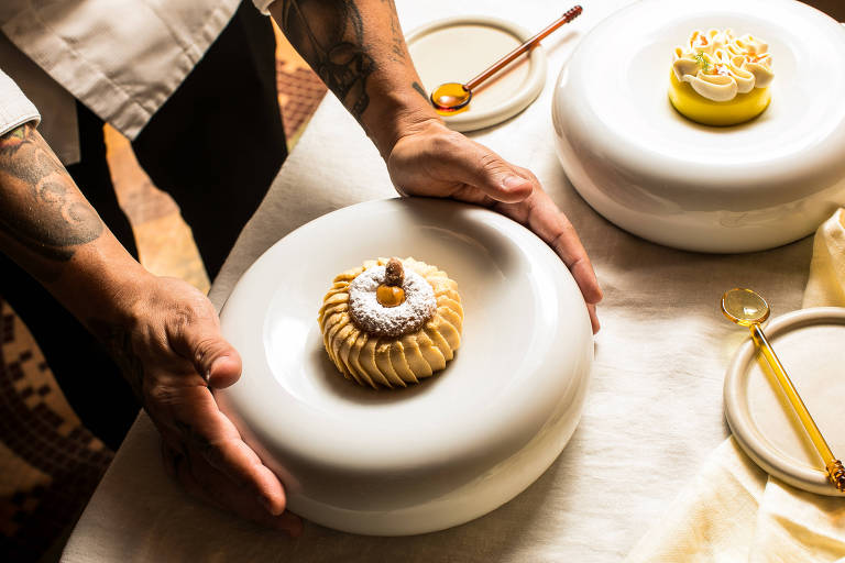 Bolos & Doces da Deby - Bolo de doce de leite com creme e abacaxi