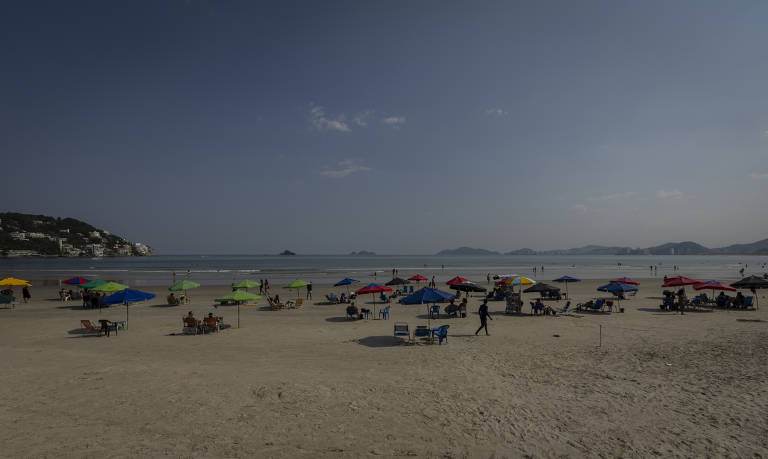 Calor de 38ºC leva turistas à praia em Guarujá