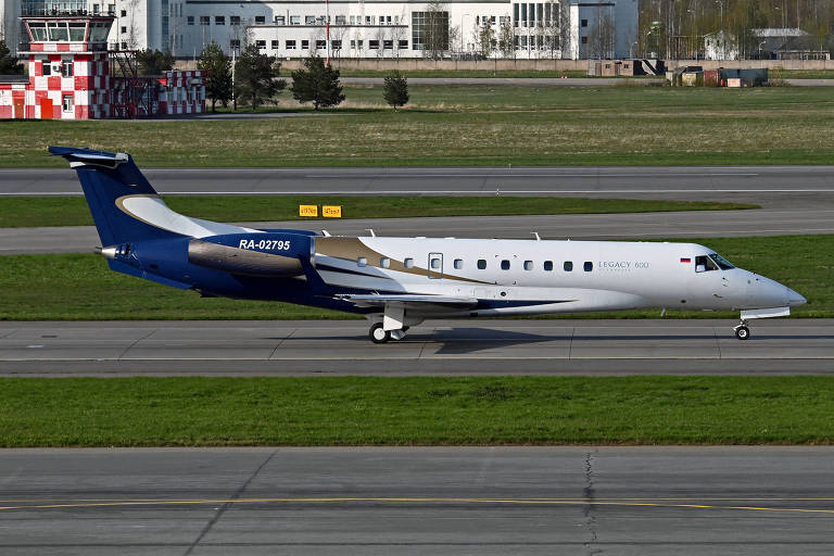 Jato modelo Embraer Legacy 600, de Prigojin, em aeroporto de São Petersburgo, em maio; aeronave caiu nesta quarta após sair de Moscou e matou o líder mercenário