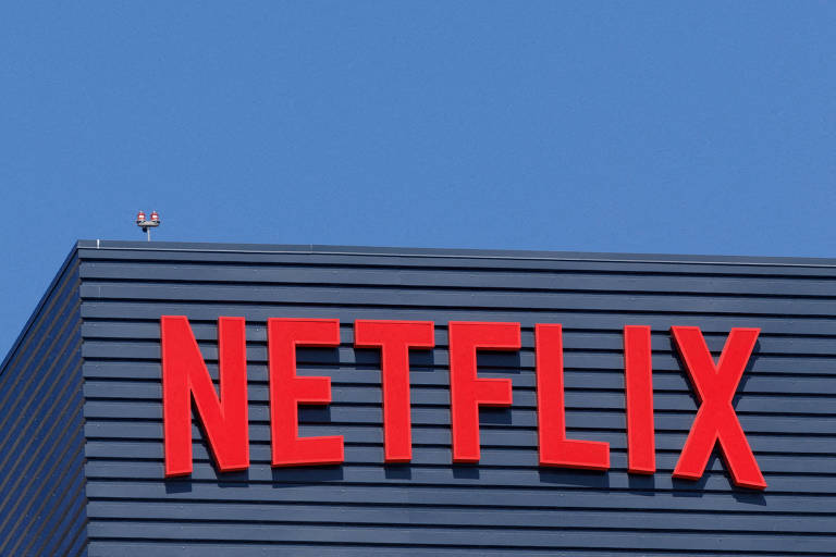 Imagem mostra logo da Netflix em letreiro em um prédio.
