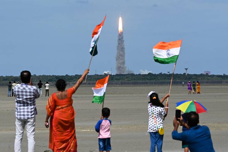 Indianos acompanham lançamento de foguete com a missão Chandrayaan-3 (nave lunar-3), na ilha de Sriharikota, na região sudeste do país, em 14 de julho deste ano