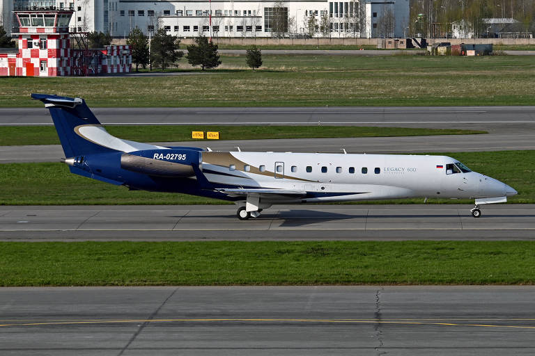 A aeronave Legacy 600 levanta voo no aeroporto de São Petersburgo, na Rússia