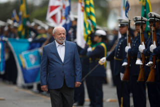 O presidente Lula passa em revista a tropa em frente ao Comando da Aeronáutica
