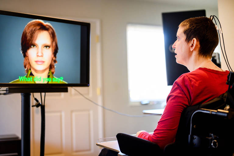 Participante do estudo tenta falar silenciosamente uma frase, enquanto o sistema de prótese de fala traduz os sinais de seu cérebro em fala sintetizada e nos movimentos faciais de um avatar