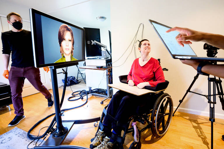 Cientistas observam os dados coletados pela inteligência artificial nos sinais cerebrais da participante do estudo, na Universidade da Califórnia em São Francisco