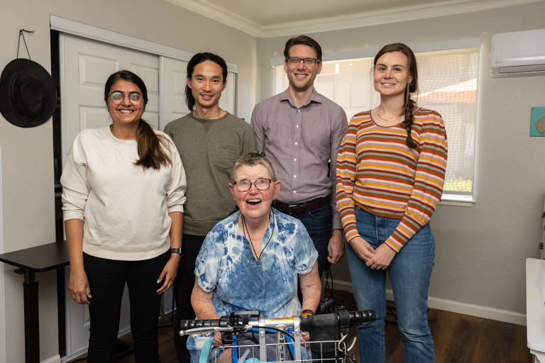 Pat Bennett com a equipe de estudo da  Universidade Stanford. Os sensores transmitem sinais de regiões cerebrais relacionadas à fala para um software avançado