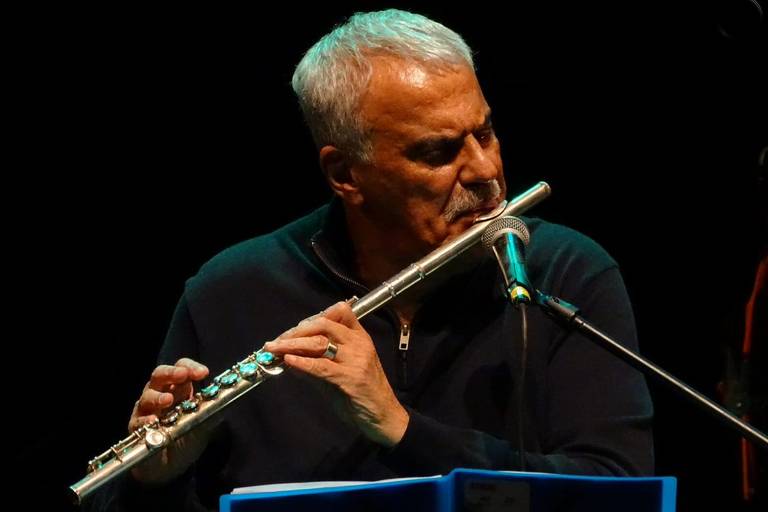 Em foto colorida, multi-instrumentista, compositor, cantor e arranjador Danilo Caymmi aparece tocando flauta