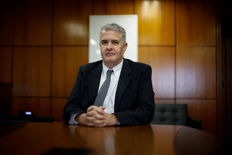 Otávio Damaso é diretor de regulação do Banco Central e posa para foto em seu escritório em Brasília