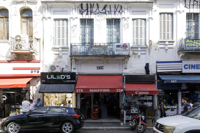 Principal centro comercial de eletrônicos do país, rua Santa Ifigênia teve queda no movimento após cracolândia se instalar no bairro.