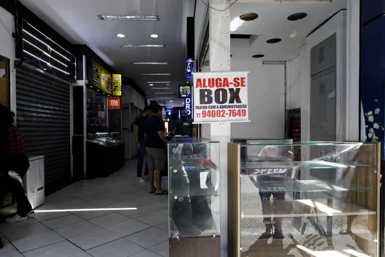 Box para locação em galeria comercial na rua Santa Ifigênia.