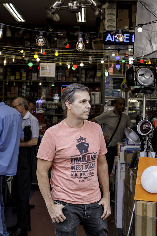 Arthur Abduch é dono de uma loja de lâmpadas especiais, aberta em 1962 pelos pais.