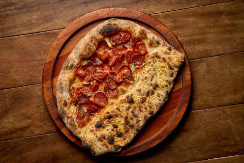 OMSP 2023 - Pizza Carola Imigrante,  meio pizza, meio calzone, pode ser pedida em qualquer sabor do cardápio na Bráz Pizzaria