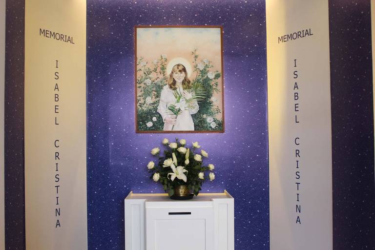 altar com foto de jovem beata e ao lado letreiro memorial Isabel Cristina