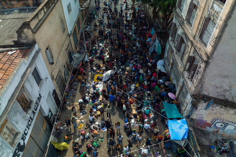 Rua dos Protestantes, na região central, é ocupada por usuários de drogas durante o dia 