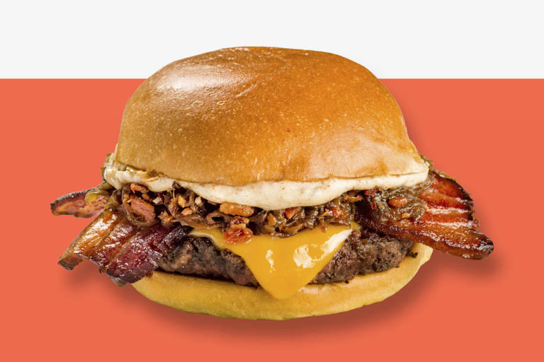 A foto mostra um hambúrguer com queijo cheddar derretido e fatias de bacon. Ao fundo, uma faixa laranja.