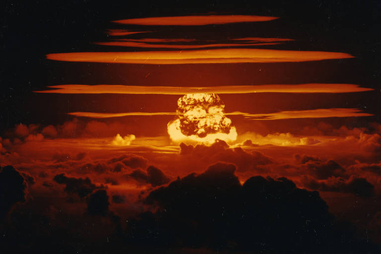 Foto do Departamento de Defesa dos EUA de um teste de bomba de hidrogênio no Pacífico Sul, em 1956