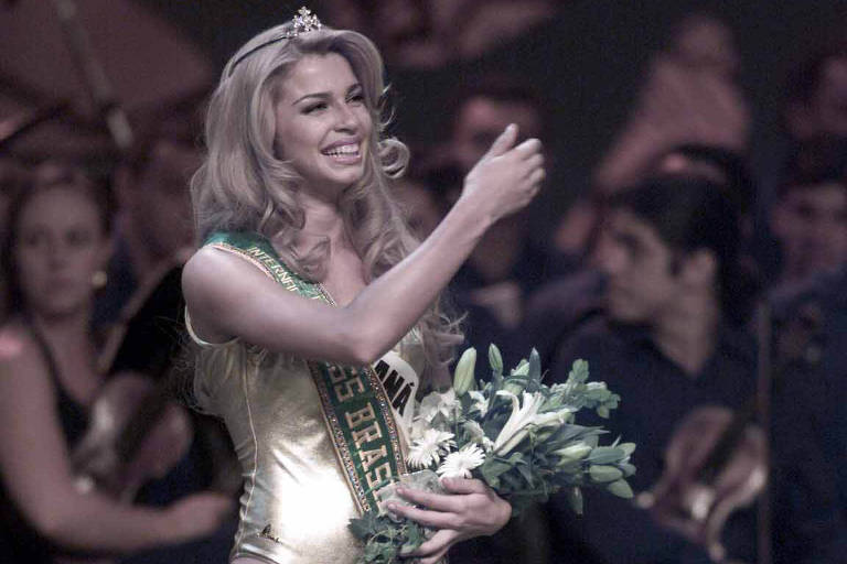 Grazi Massafera no Miss Brasil 2004, quando ficou em 3º lugar e se tornou Miss Brasil Beleza Internacional