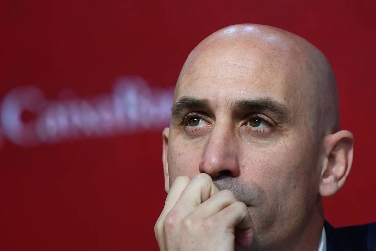 Ex-presidente da federação espanhola é banido do futebol por 3 anos após beijo forçado