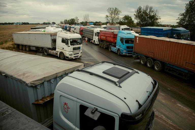 Caminhões fazem fila para tentar entrar no porto de Odessa, na Ucrânia