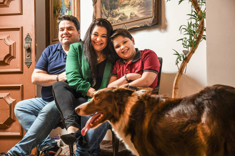 Casal com um filho e uma cachorra