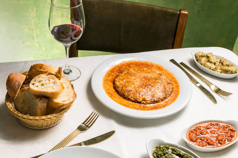 mesa com pratos italianos