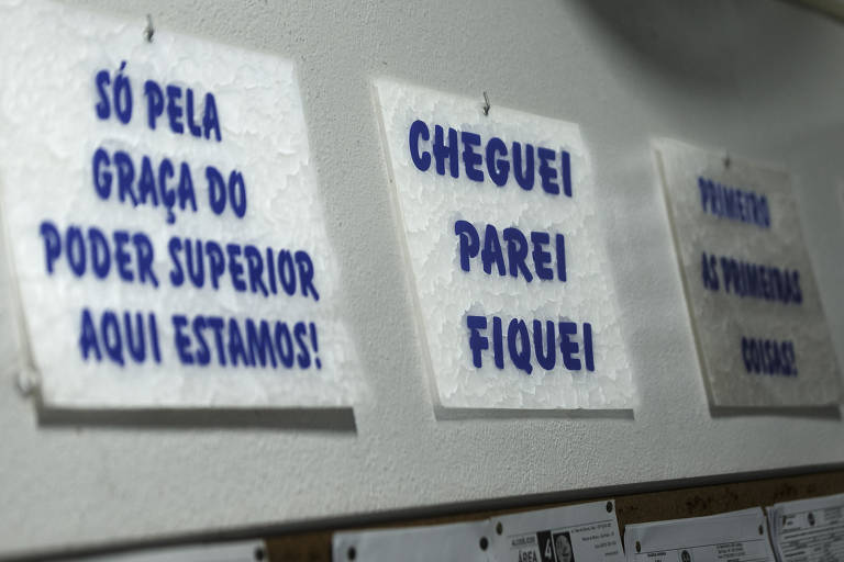 Cartazes nas paredes têm mensagens de incentivo baseadas nos 36 princípios do AA