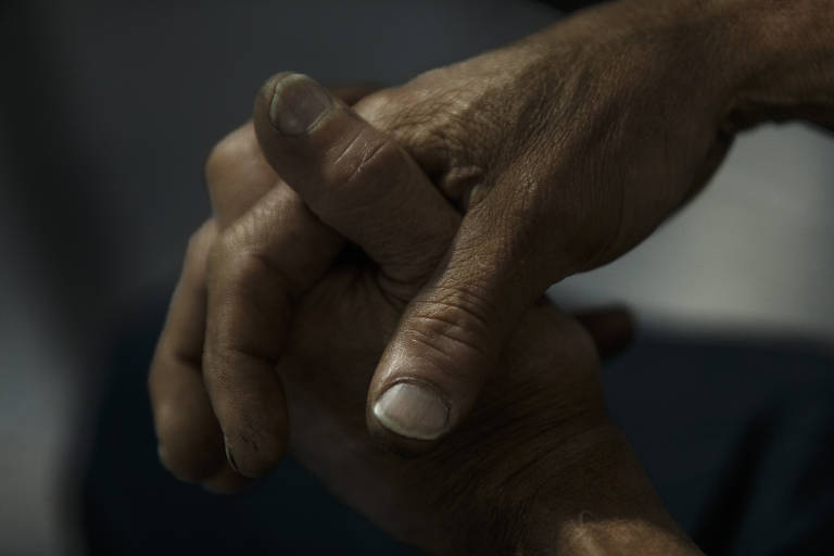 Homens e mulheres de diferentes idades participam das reuniões