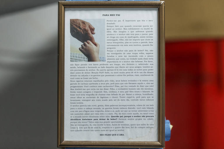 Mensagem na parede lembra aos participantes o impacto do alcoolismo na vida dos filhos