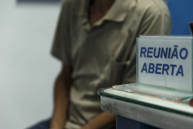 AA possui reuniões abertas, em que é permitida a presença de familiares e visitantes, e encontros fechados para os integrantes