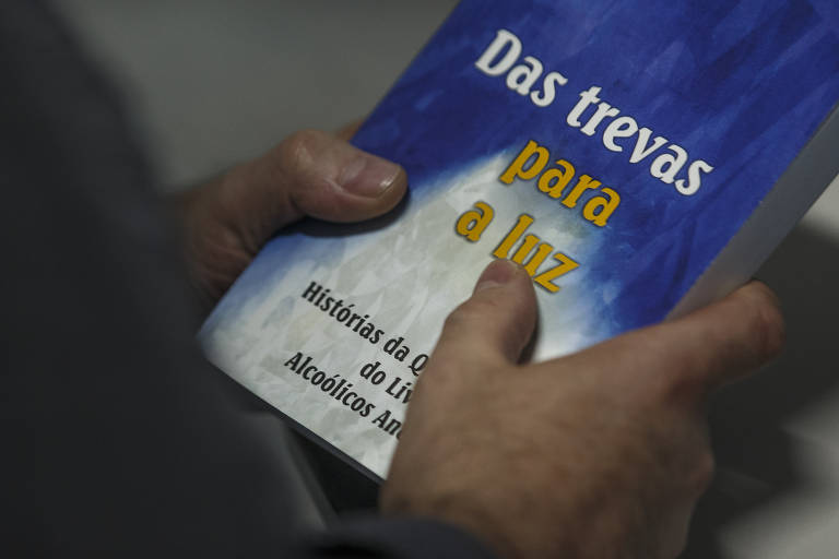Interessados podem adquirir livros com mensagens sobre como alcançar a sobriedade