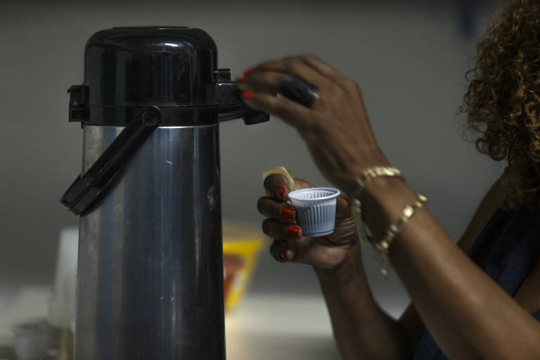 Cafezinho e conversas na entrada e no intervalo ajudam a 'quebrar o gelo' e integrar o grupo