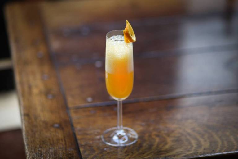 Aprenda a fazer drinques laranjas, como Aperol spritz, mimosa e negroni
