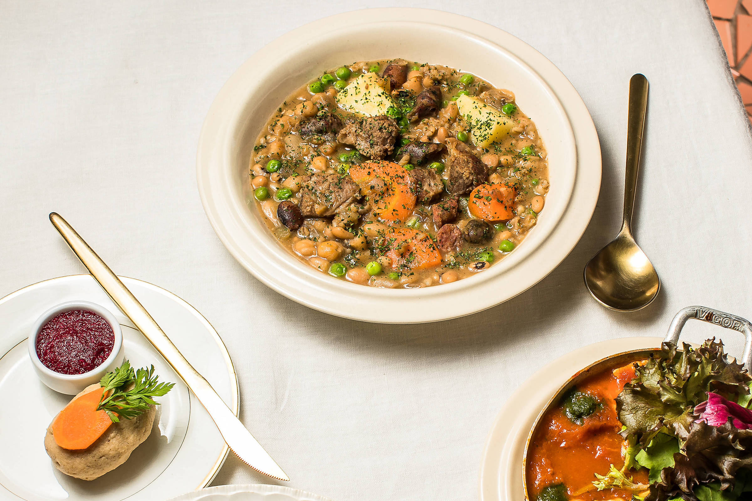 Descolado e com espaço informal, Shoshana tem menu judaico para iniciados