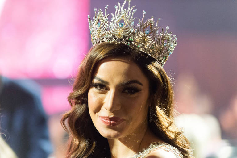 Miss Universo Brasil 2020, Julia Gama usa coroa feita com pedrarias prateadas, com algumas pedras azuis, verdes e amarelas