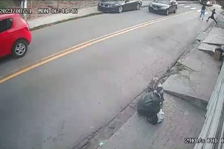 Mulher recebe chute de agressor e cai na estrada das Acácias, em Carapicuíba, na Grande São Paulo