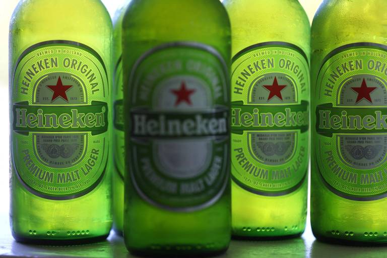 Cerveja Heineken em gôndola de supermercado