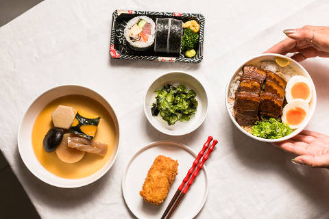 SÃO PAULO, SP, BRASIL, 09-08-2023, ESPECIAL - OMDSP - RESTAURANTES PRA LEVAR PRA CASA - Sozai Japanese Deli - Korokke de milho, Sunomono, Kakuni Don (barriga de porco), Futomaki, Legumes cozidos com Katsuodashi. Chef Tohya Yamashita. (Foto: Keiny Andrade/Folhapress).
