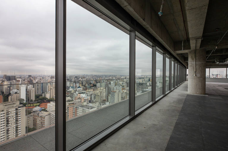 De acordo com um relatório da CBRE, já no primeiro trimestre de 2023 há taxa de retorno aos escritórios em São Paulo, movimento concentrado nas regiões da Paulista, Jardins e Marginal Pinheiros