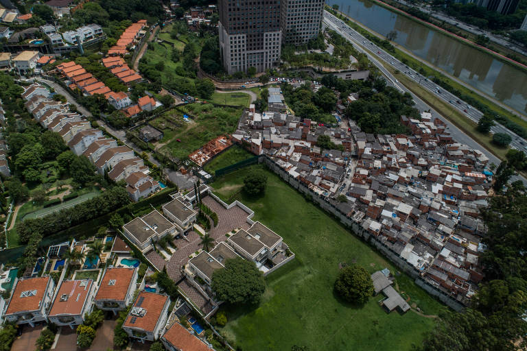 Vista aérea da favela do Jardim Panorama, na zona oeste de São Paulo, que fica entre casas de alto padrão e a marginal Pinheiros 