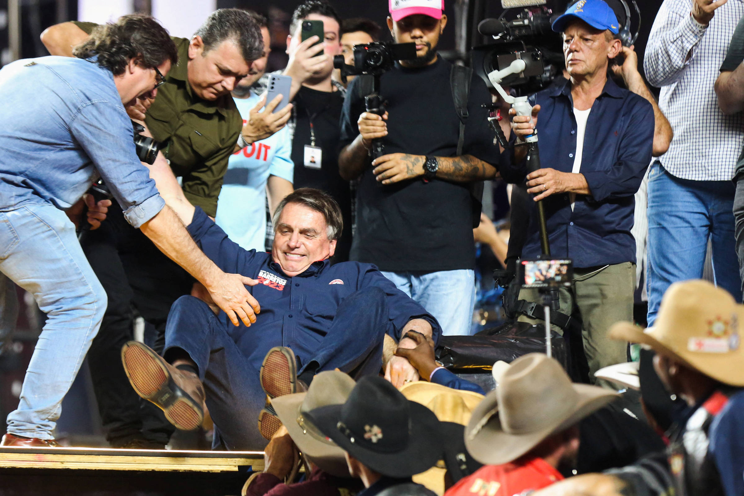 Bolsonaro e Michelle passam tarde em rancho com deputados do PL